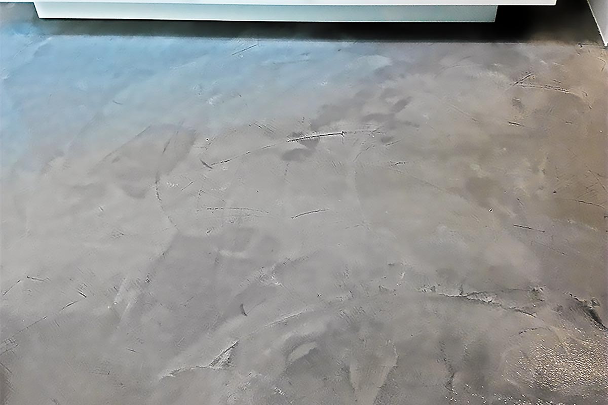 pavimento bagno resina effetto spatolato monocolore