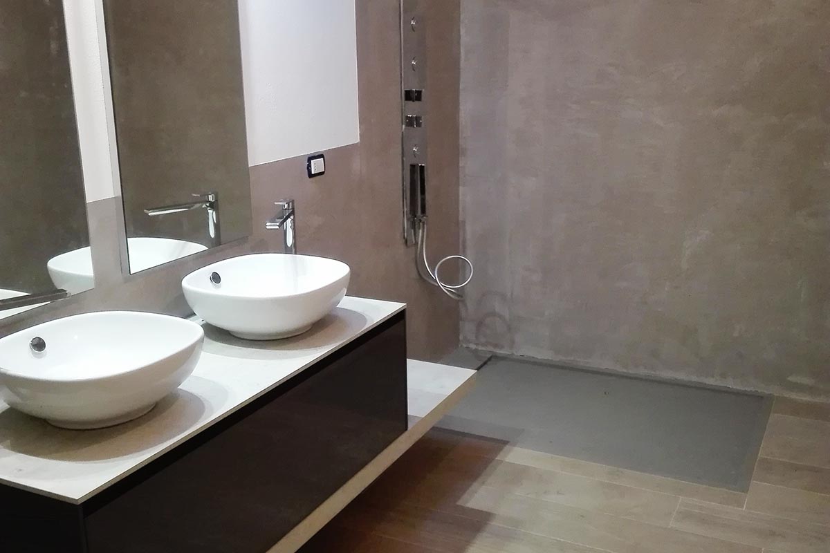 rivestimento bagno resina effetto spatolato grigio