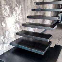 Scala moderna in acciaio sospesa