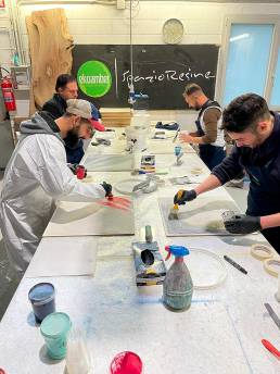 Persone lavorano su progetti in resina