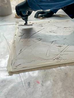 Artista lavora con stucco su tela