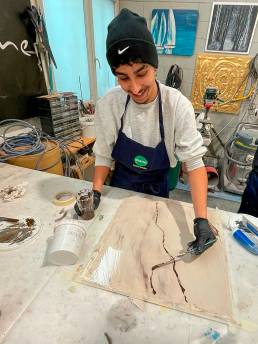 Artista crea design astratto in laboratorio