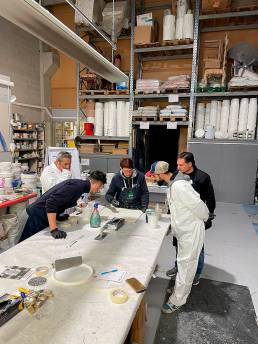 Persone lavorano su un progetto in un laboratorio.
