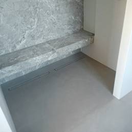 Doccia moderna con piastrelle grigie