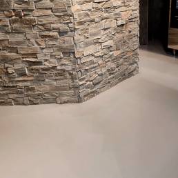 Parete in pietra angolare su pavimento chiaro