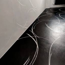 Parete e pavimento con disegni curvi bianchi