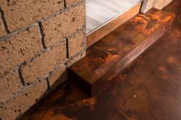 Gradino in legno e mattoni rustici