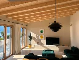 Soggiorno moderno con pavimento in resina