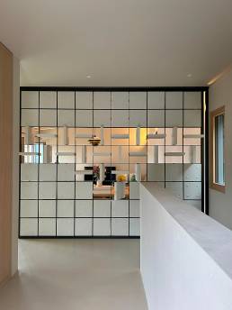 Parete divisoria moderna con pannelli.