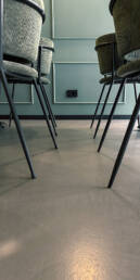 Pavimento in micro cemento nella zona ristorante