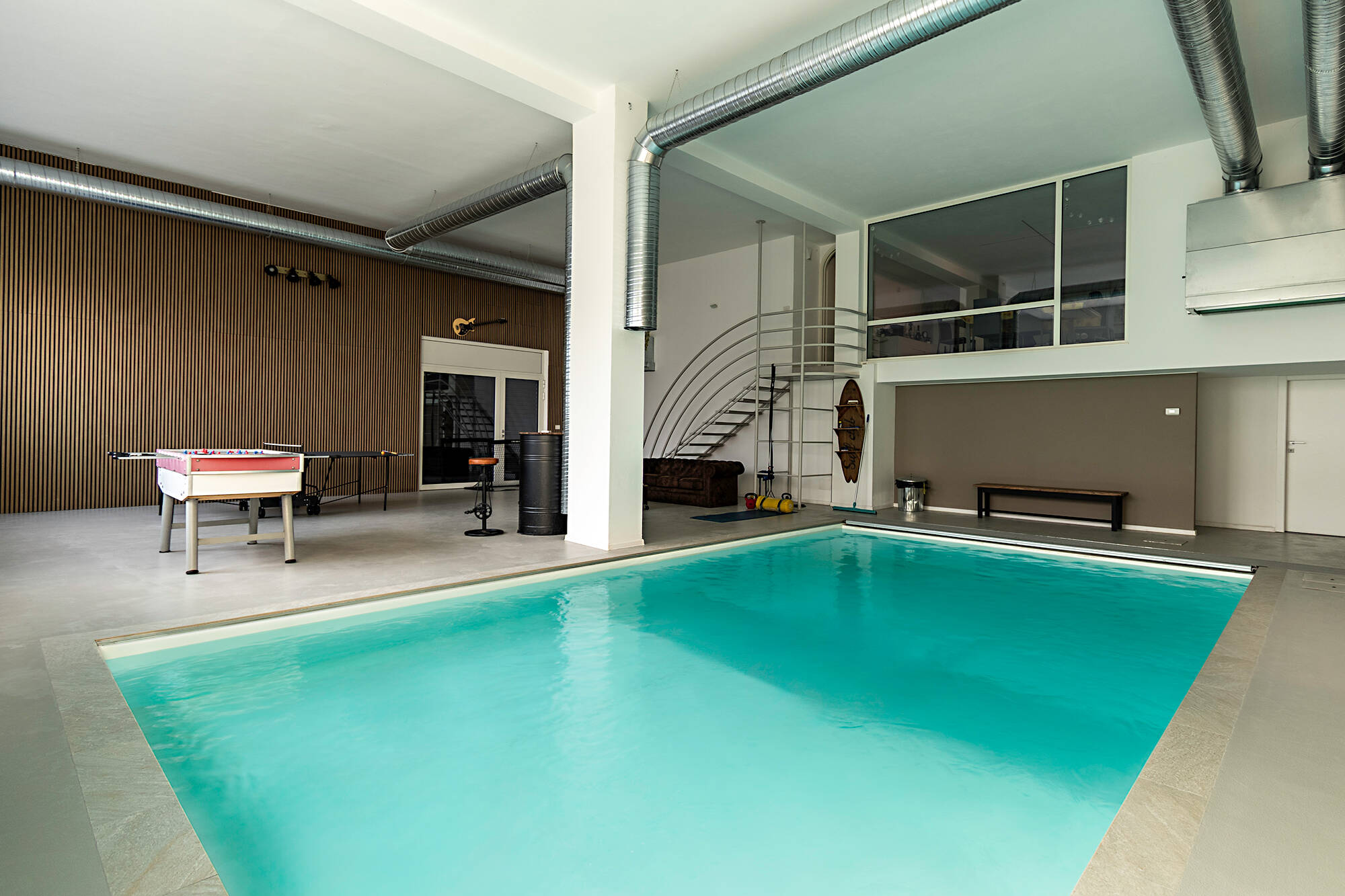 Piscina interna con area giochi
