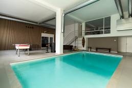 Piscina interna con area giochi