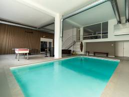 Piscina interna con area giochi