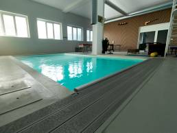 Piscina interna moderna e luminosa