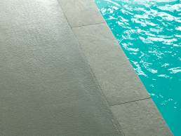 Bordo piscina con acqua turchese brillante