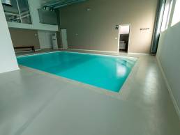 Piscina coperta moderna con acqua turchese