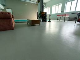 Interiore di una stanza con piscina e divano