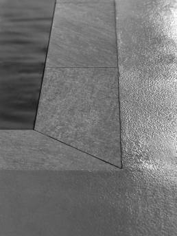 Dettaglio di bordo piscina in bianco e nero