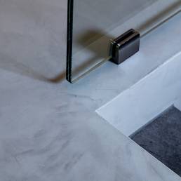 Dettaglio di balaustra in vetro e cemento