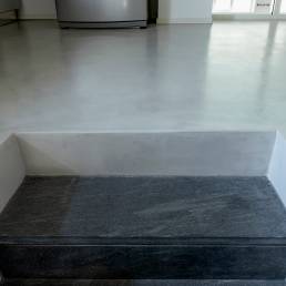 Scale in pietra moderna in casa elegante