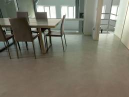 Sala da pranzo moderna con tavolo e sedie