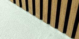 Struttura in legno e parete bianca