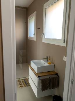 Bagno moderno con lavabo bianco