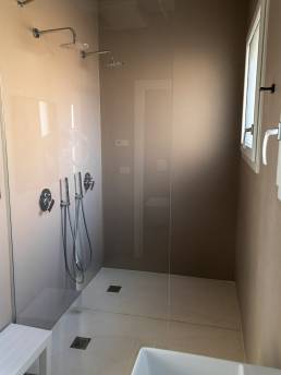 Moderno bagno con doppia doccia.