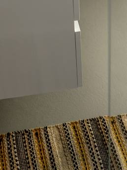 Mobili bianchi e tappeto colorato