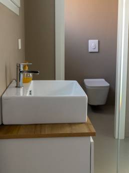 Bagno moderno con lavabo e wc