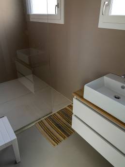 Bagno moderno minimalista con lavandino e doccia