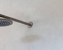 Dettaglio Doccia con Rivestimento in Resina