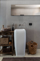 Dettaglio Lavabo - Bagno con Rivestimento e Pavimento in Resina