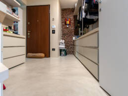 Ingresso con Rivestimento e Pavimento in Resina