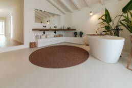 Bagno moderno con vasca freestanding e piante