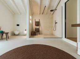 Bagno moderno minimalista con doccia walk-in in vetro