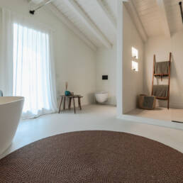 Bagno moderno minimalista con vasca freestanding e doccia