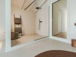 Bagno moderno minimal con doccia walk-in