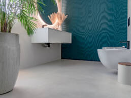 Bagno moderno con parete verde e lavabo sospeso