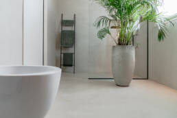 Bagno moderno minimal con vasca e pianta