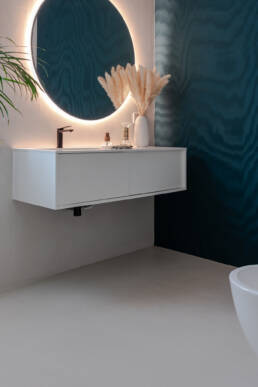 Bagno moderno con specchio rotondo retroilluminato