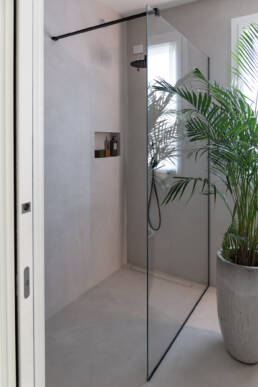 Doccia moderna minimal con parete in vetro