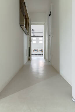 Corridoio minimalista bianco con vista sul garage