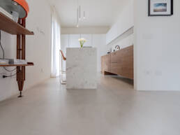 Cucina moderna minimalista con isola in marmo