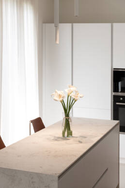 Calle bianche in vaso su isola cucina moderna