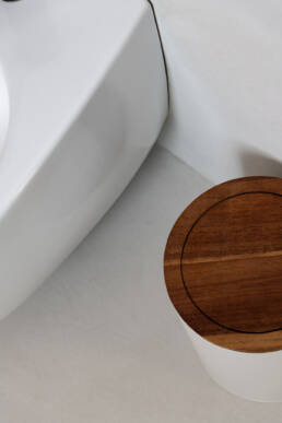 Angolo bagno minimal con tavolino in legno