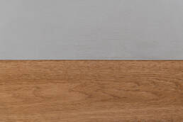 Tavolo in legno davanti a parete chiara