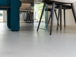 Dettaglio gambe tavolo e sedie moderne