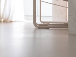 Dettaglio gambe tavolo moderno vicino finestra luminosa