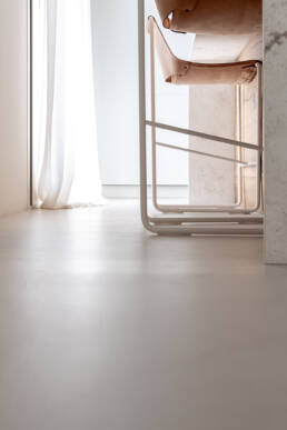 Sedia moderna in pelle in interno minimalista